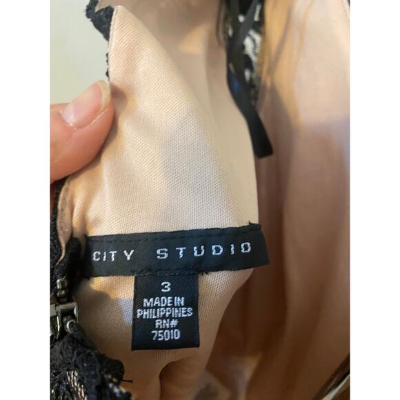 City Studio Top Black Floral Lace Cropped Long Sheer Sleeves V-Neck Back size 3 - Picture 10 of 11